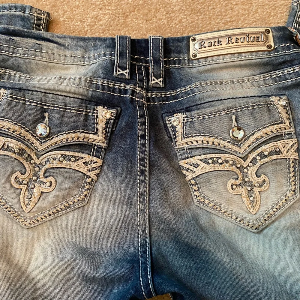 Women’s Rock Revival Jeans - Picture 9 of 10
